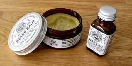 appliquer de l'huile et du baume à barbe