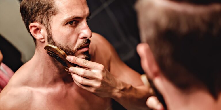 Homme qui se peigne la barbe