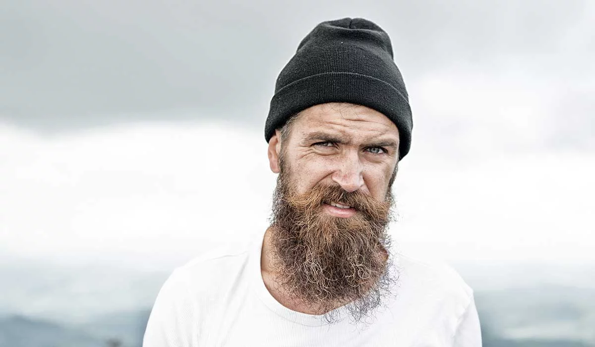 barbe longue mal entretenue