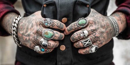 Crème pour tatouage, laquelle choisir ? mains tatouées