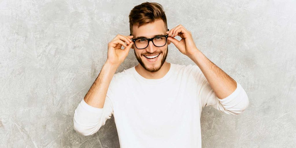 Homme barbu qui porte des lunettes