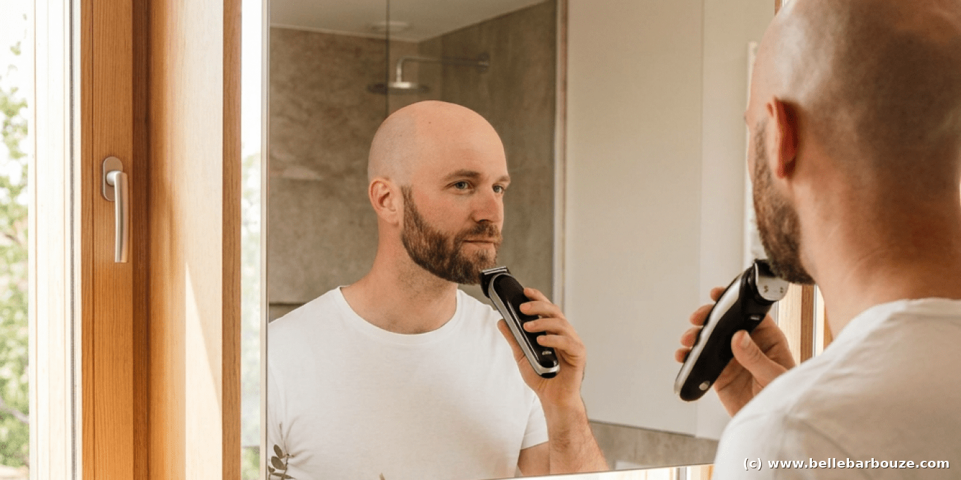 Braun BT9560, tondeuse a barbe Braun Series 9 utilisee devant un miroir de salle de bain